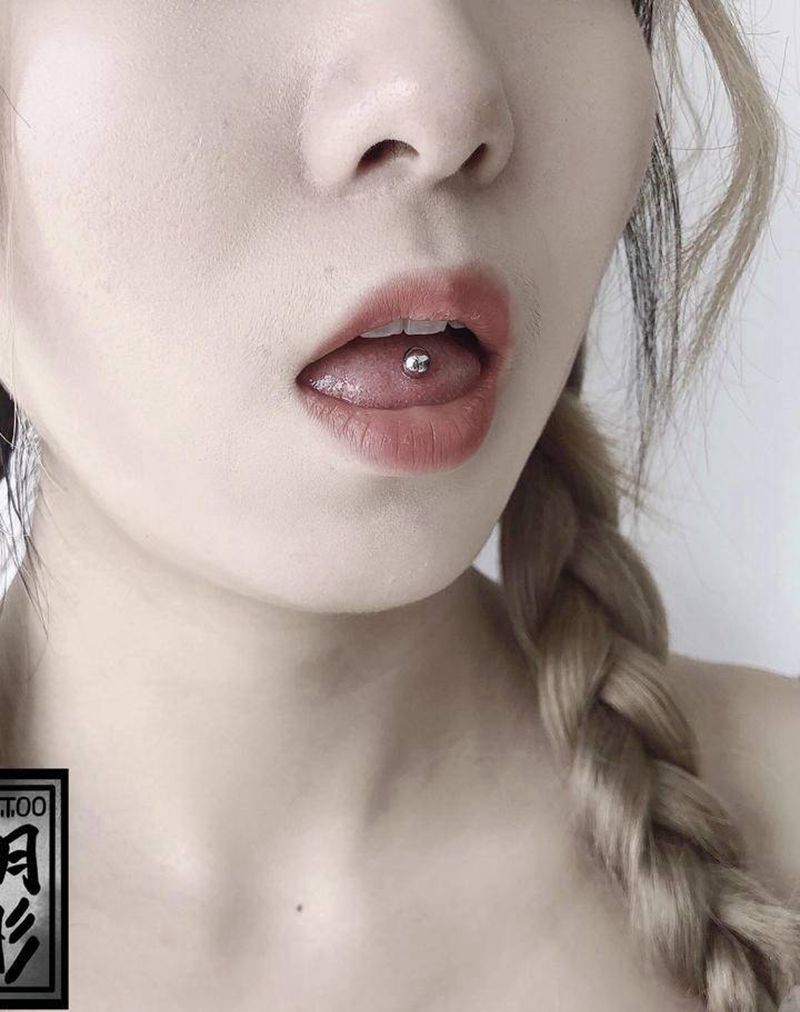 穿孔 舌钉纹身图片_穿孔纹身图案