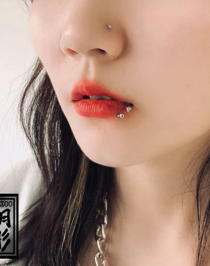 唇环纹身图片_穿了纹身图案