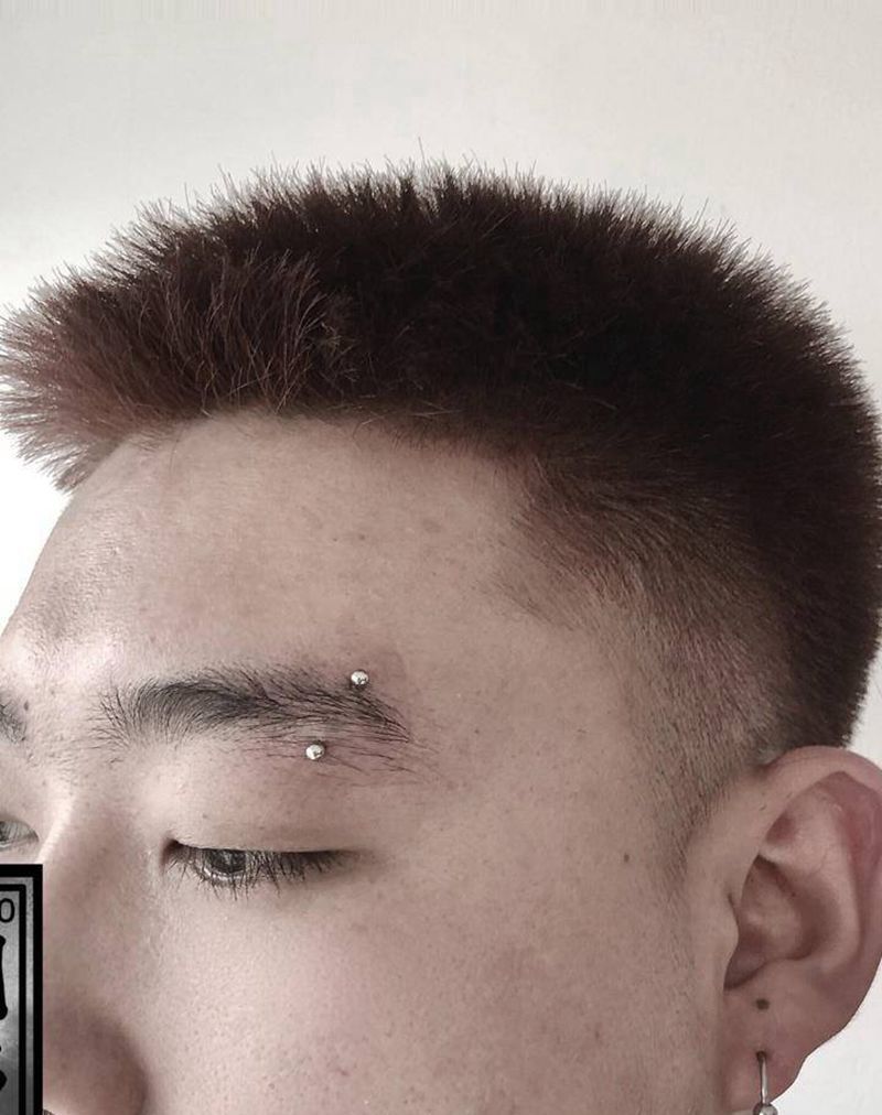 眉钉 耳钉纹身图片_穿孔纹身图案