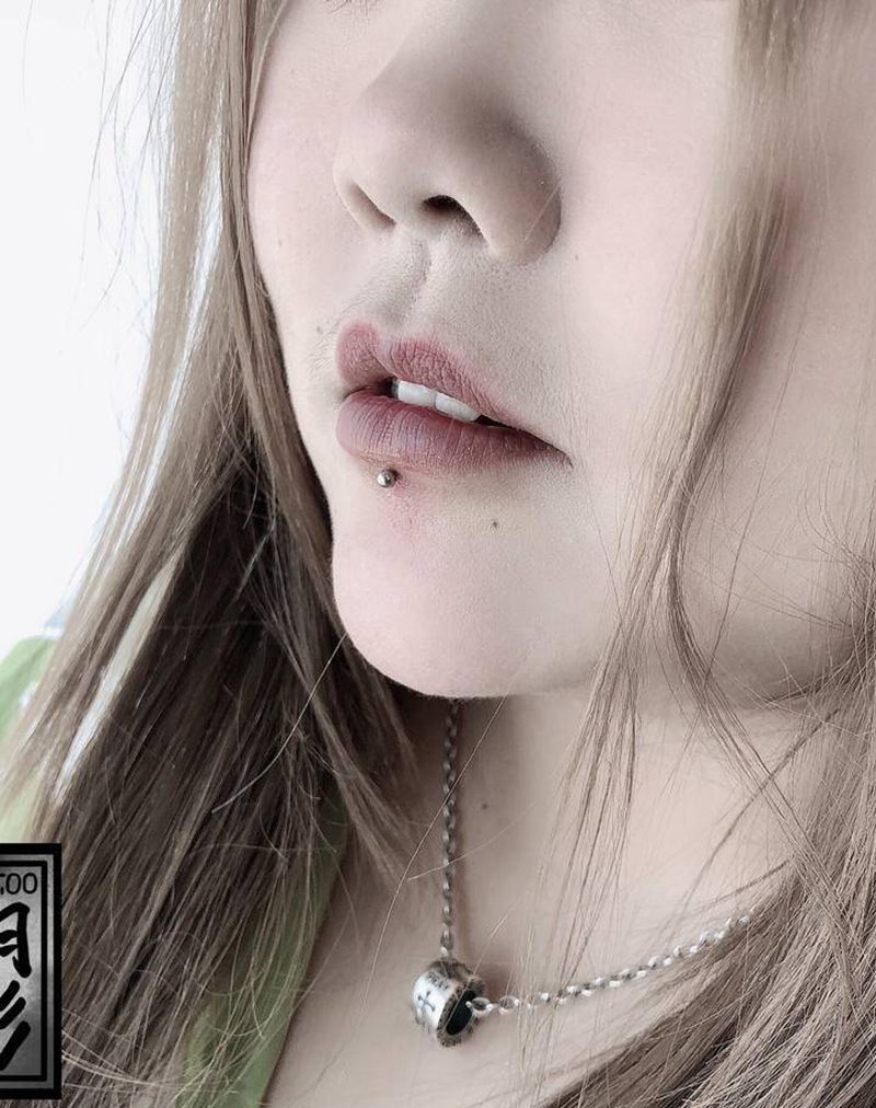 穿孔 唇钉纹身图片_唇钉纹身图案