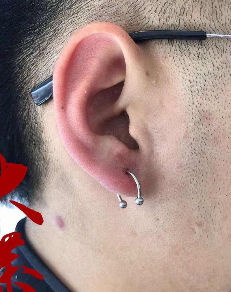 手穿耳钉纹身图片_穿孔纹身图案