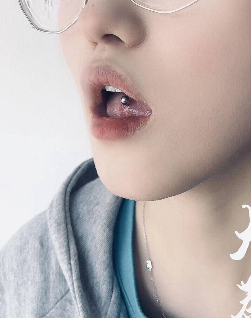穿孔 舌钉纹身图片_穿孔纹身图案