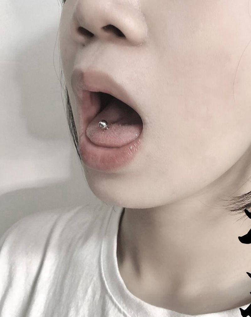 舌钉纹身图片_穿孔纹身图案