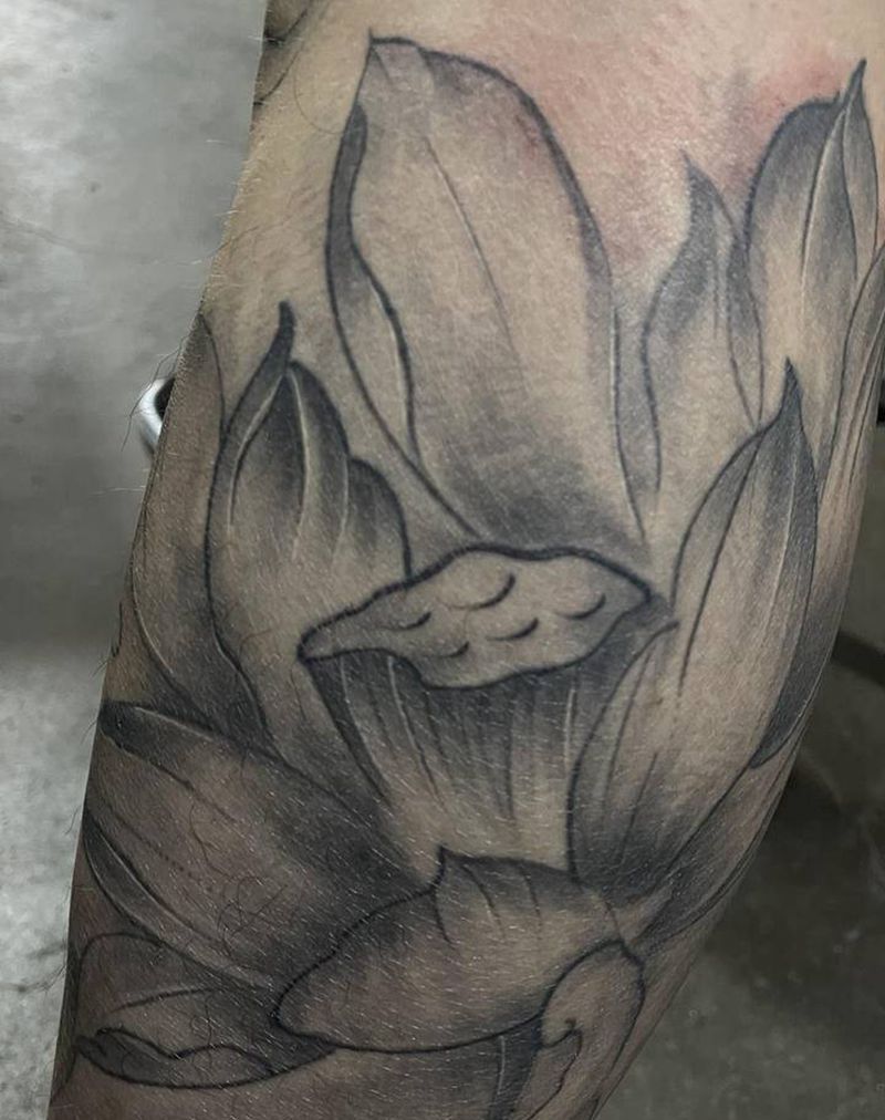 荷花纹身图片_腿部新传统纹身图案