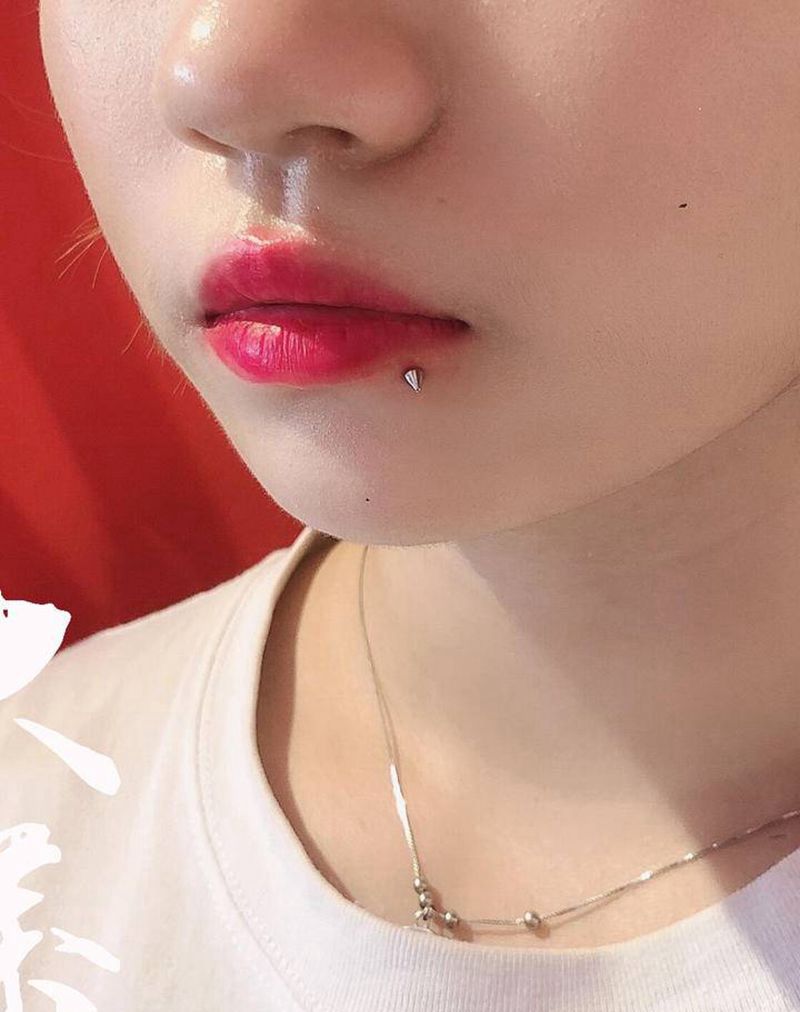 唇钉纹身图片_穿孔纹身图案