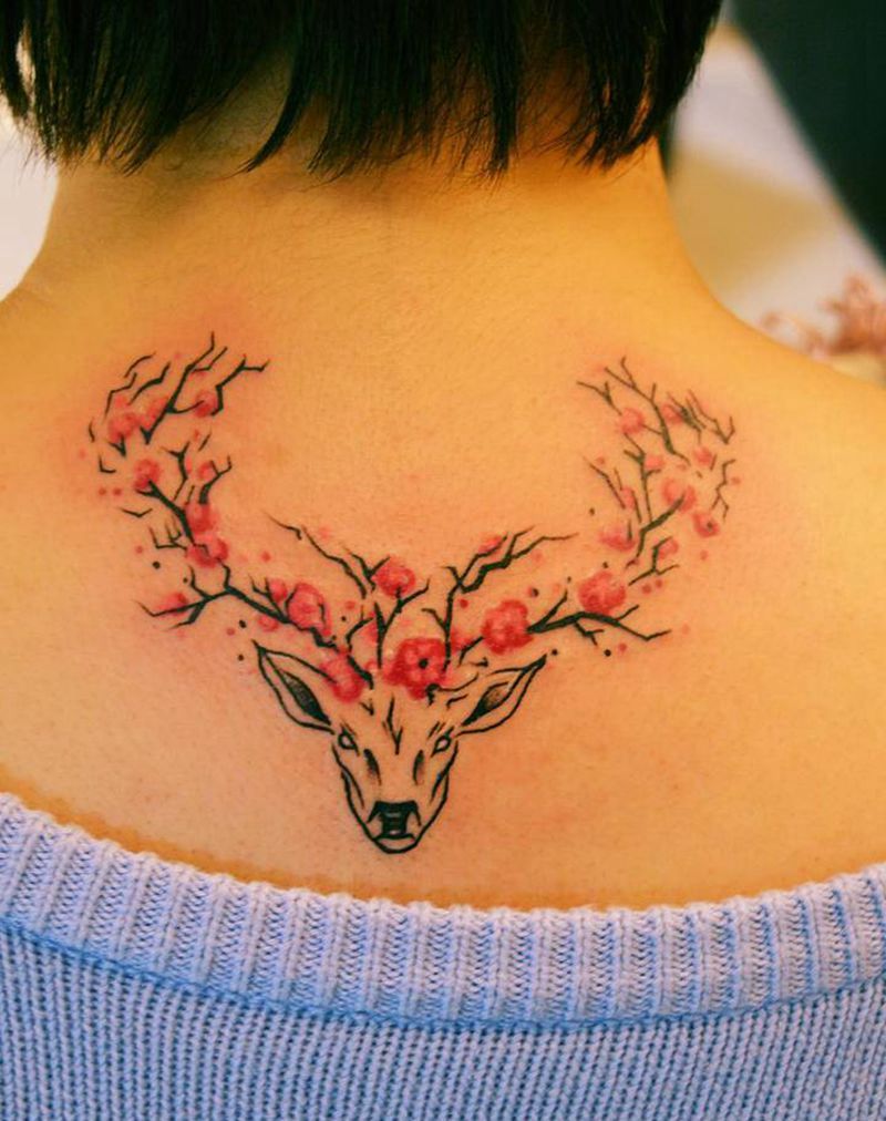 小鹿头纹身图片_颈部点刺水墨纹身图案