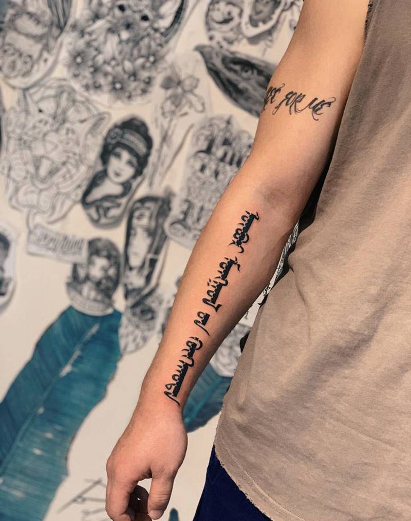 蒙文纹身图片_手臂图腾花体字纹身图案