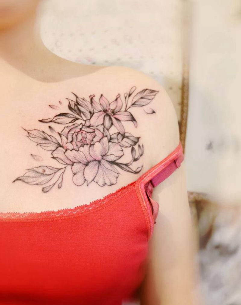 素花纹身图片_肩部点刺水墨纹身图案