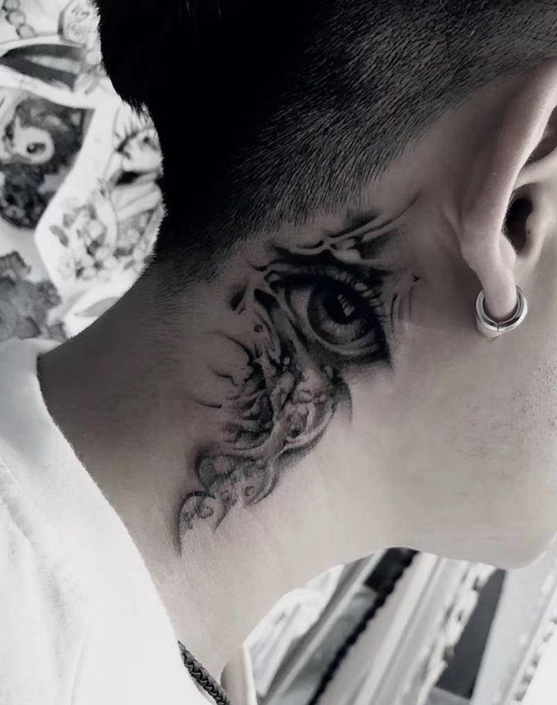 眼睛纹身图片_颈部欧美写实纹身图案