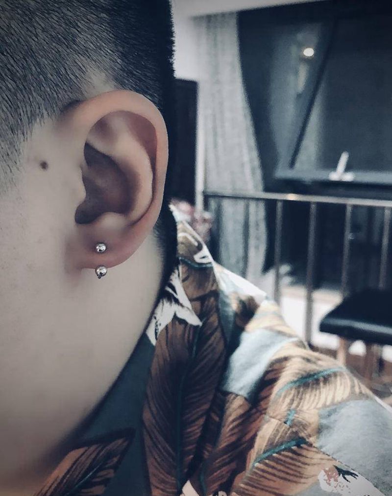 耳钉纹身图片_穿孔纹身图案