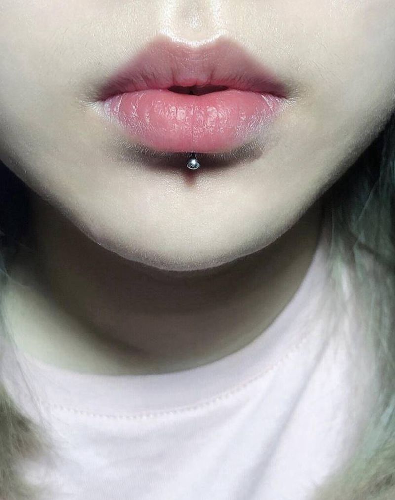 唇钉纹身图片_穿孔纹身图案