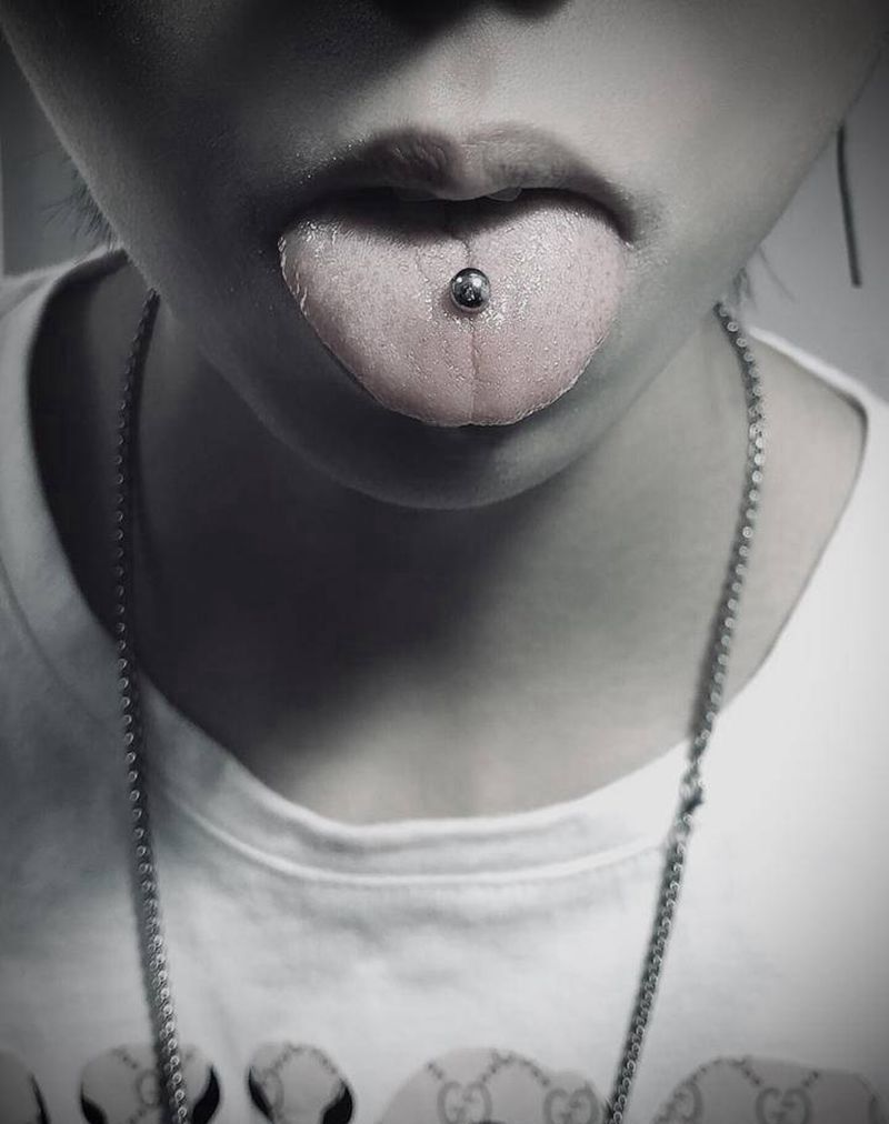 舌钉纹身图片_穿孔纹身图案