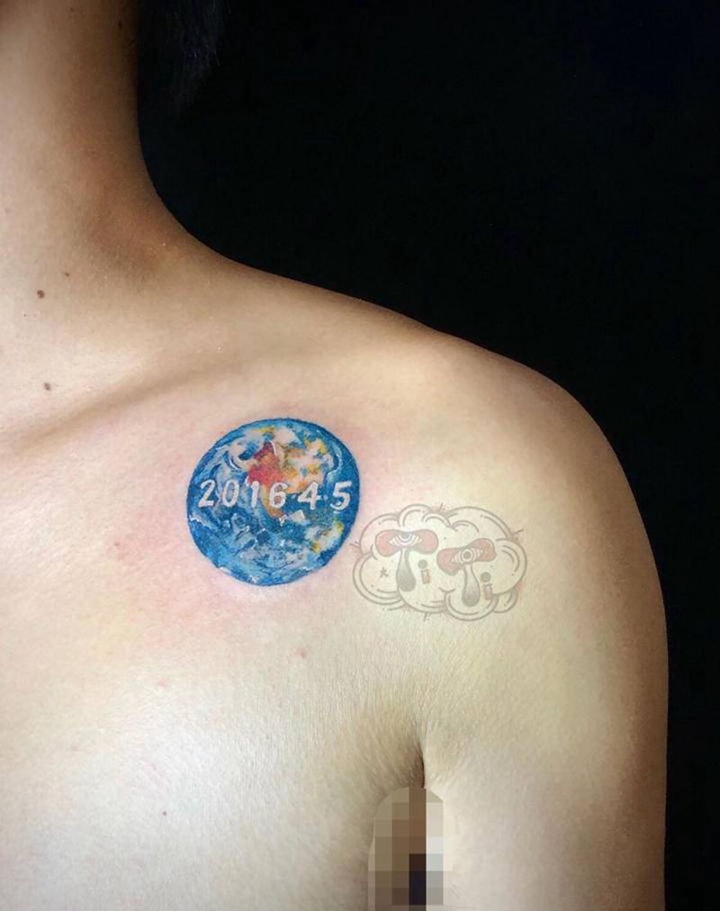 星球➕日期纹身图片_肩部纹身图案