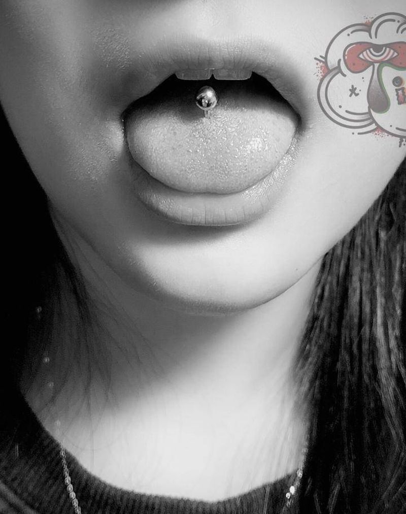 舌钉纹身图片_穿孔纹身图案