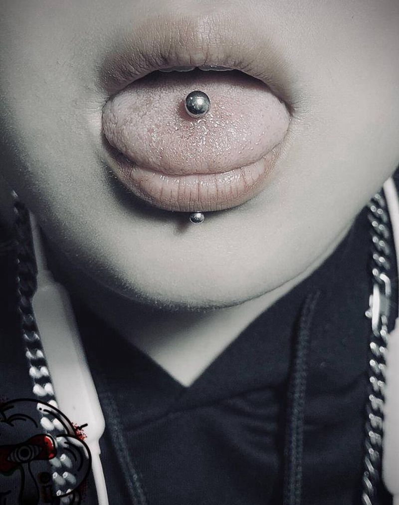 舌钉纹身图片_穿孔纹身图案
