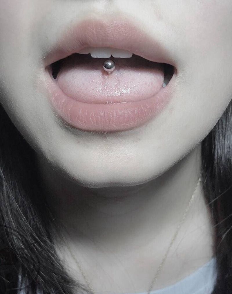 舌钉纹身图片_穿孔纹身图案