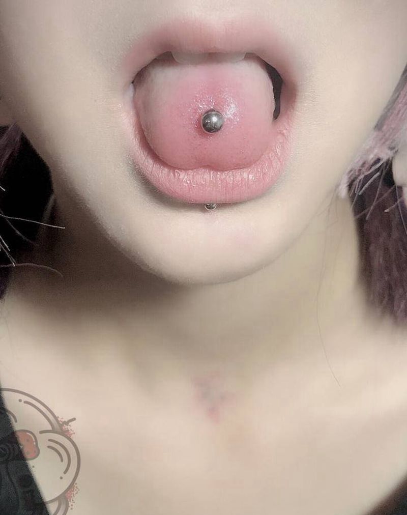 舌钉纹身图片_穿孔纹身图案