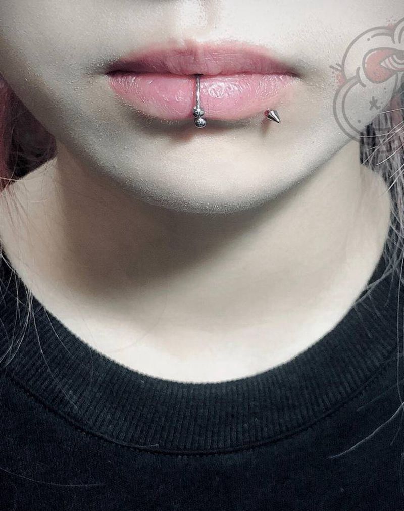 单侧恶魔钉纹身图片_穿孔纹身图案