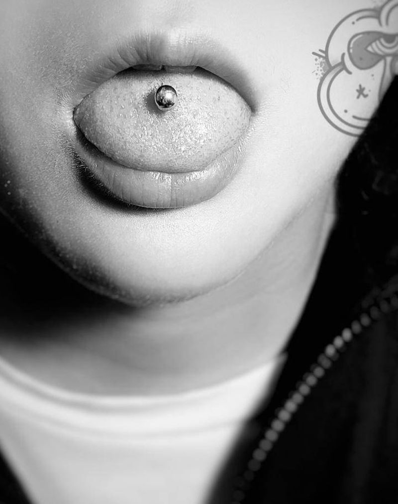 舌钉纹身图片_穿孔纹身图案