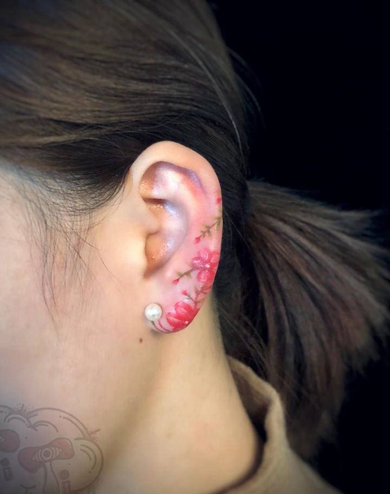 花花纹身图片_耳朵纹身图案