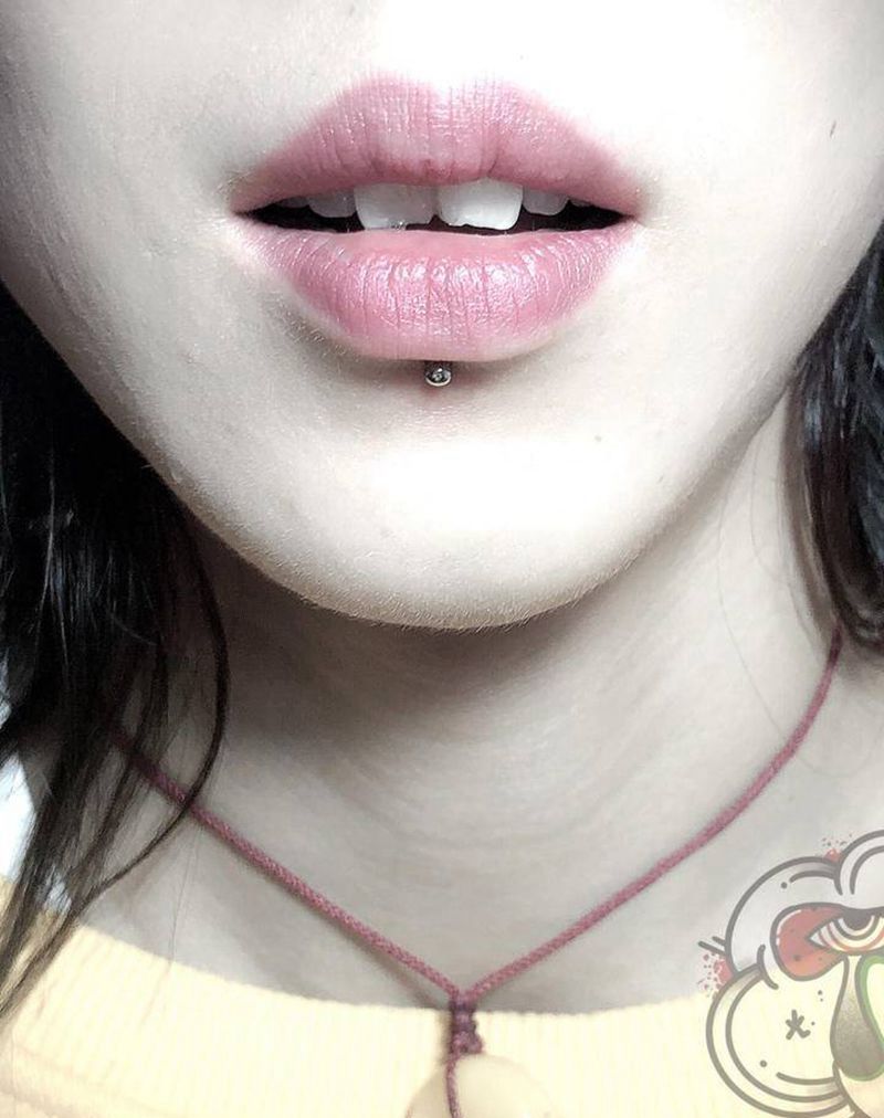 唇钉纹身图片_穿孔纹身图案