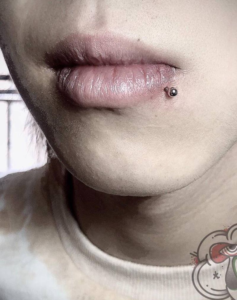 唇钉 恶魔纹身图片_穿孔纹身图案