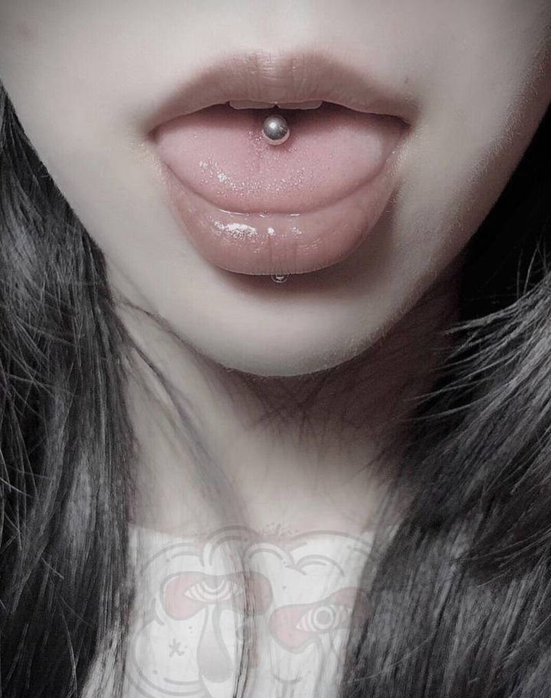 舌钉纹身图片_穿孔纹身图案