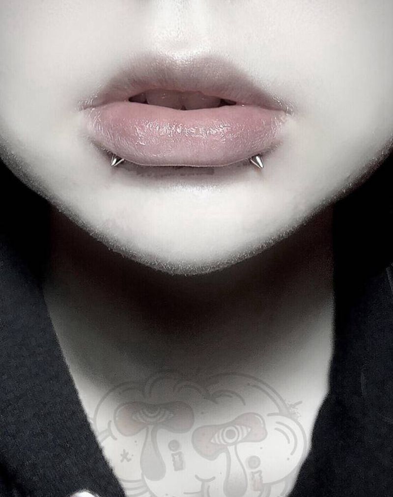 唇钉 恶魔钉 乳钉纹身图片_穿孔纹身图案