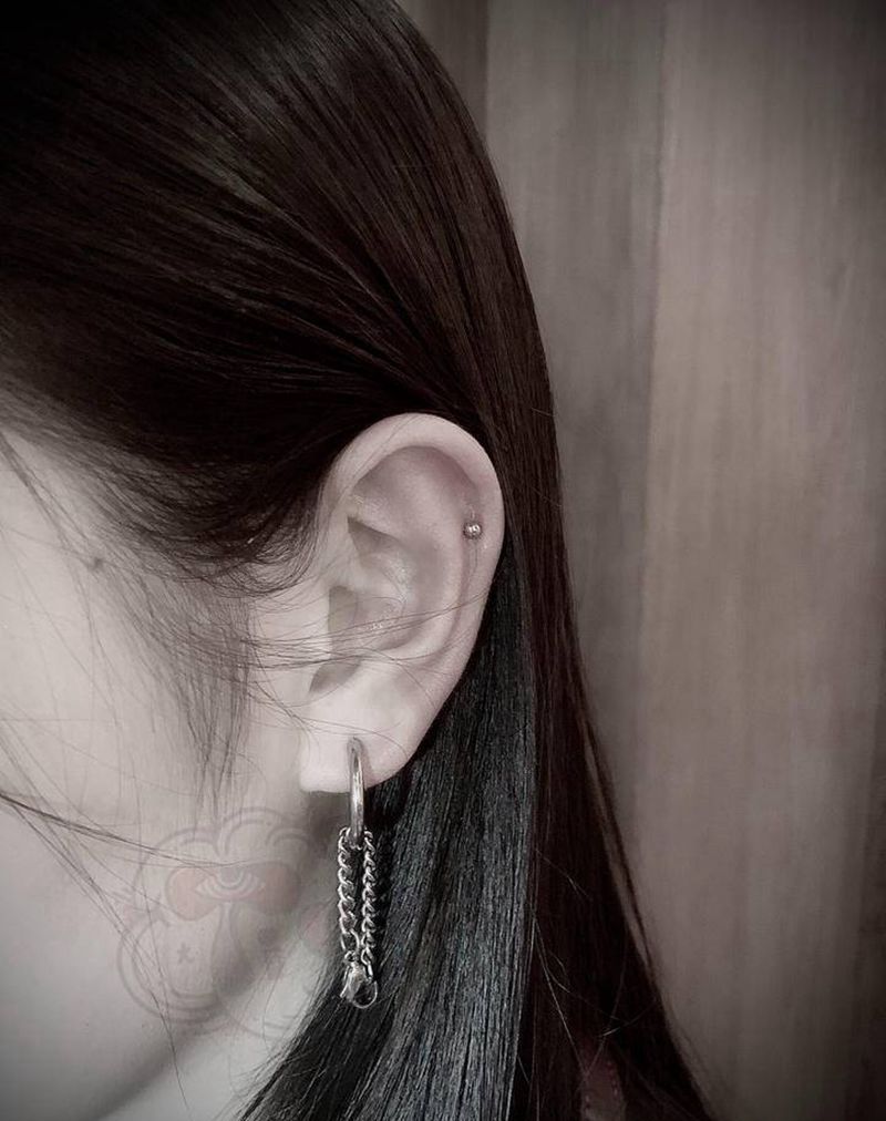 耳轮钉纹身图片_穿孔纹身图案