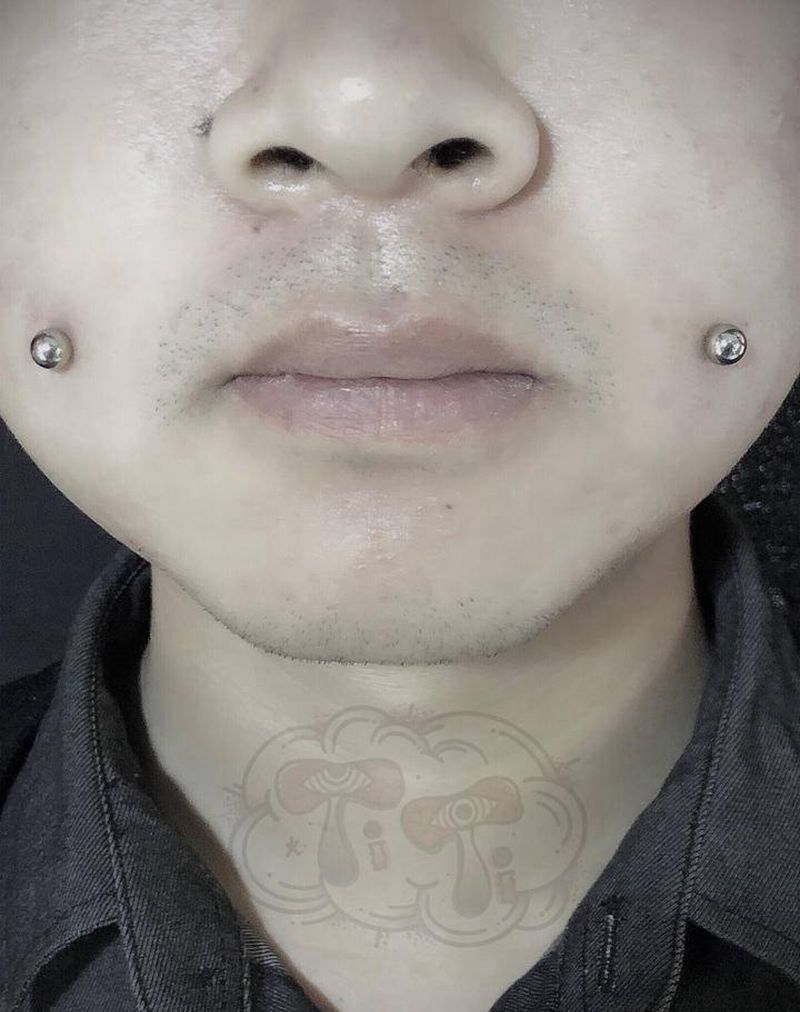 酒窝钉纹身图片_穿孔纹身图案