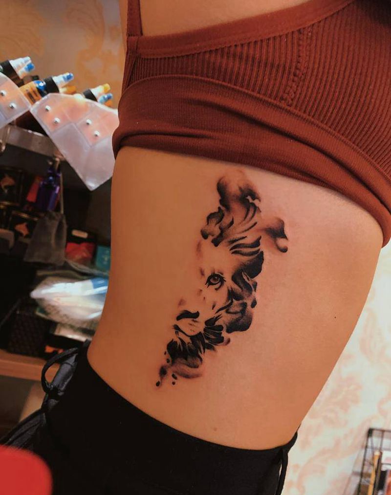 狮子纹身图片_腰部腹部水墨水彩纹身图案