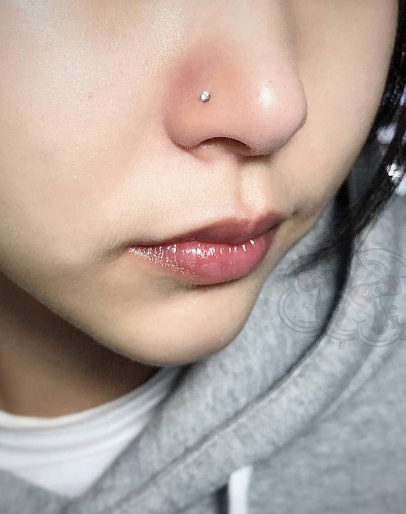 澳宝蛋白石超细鼻钉纹身图片_穿孔纹身图案