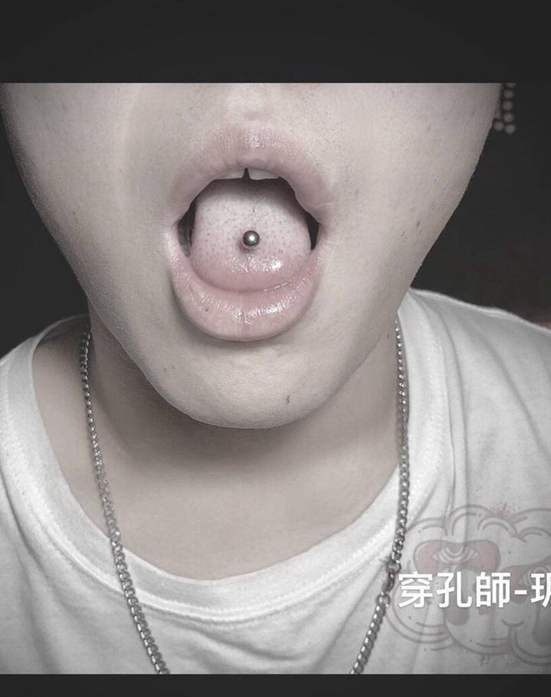 舌钉侧唇钉纹身图片_穿孔纹身图案