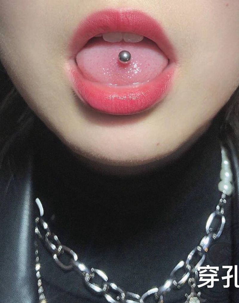 穿孔舌钉纹身图片_穿孔纹身图案