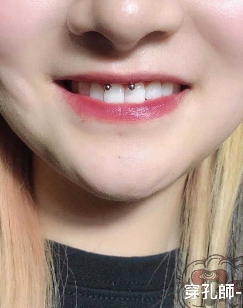 德古拉钉纹身图片_穿孔纹身图案