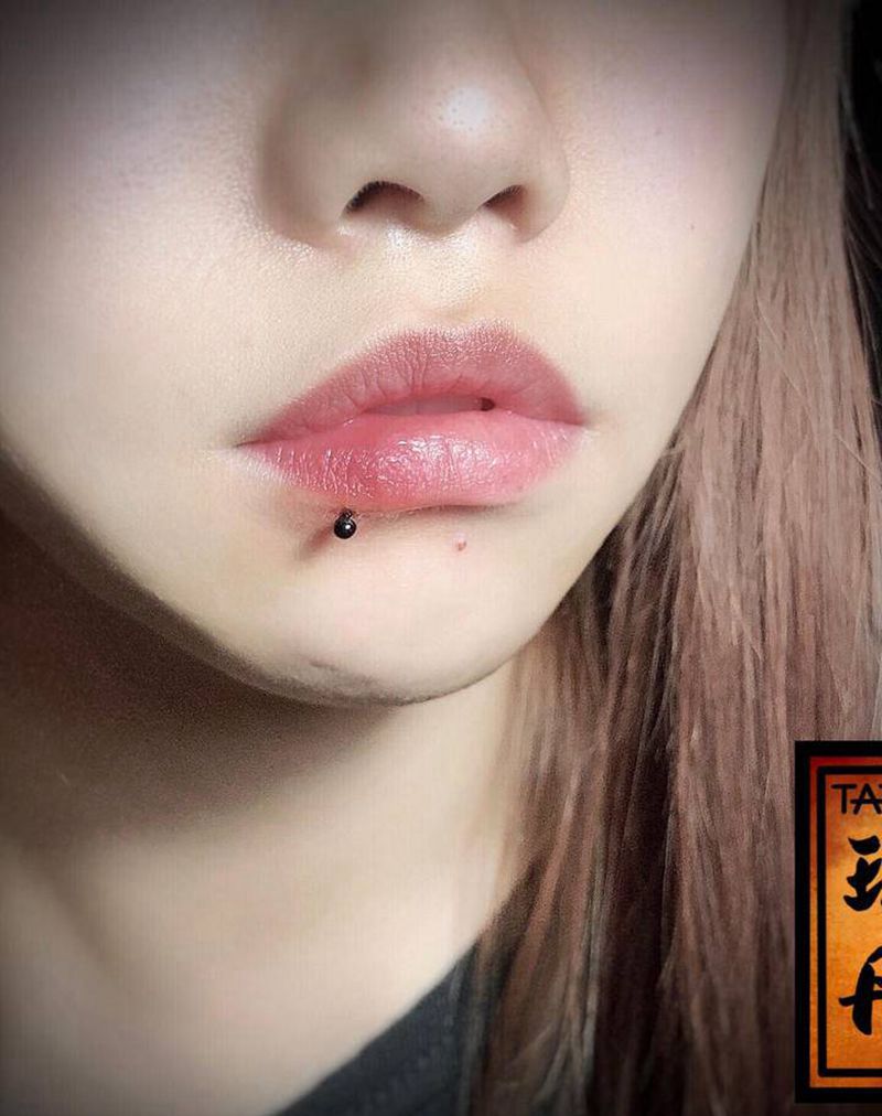 唇钉纹身图片_穿孔纹身图案