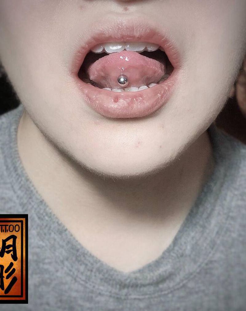 舌钉纹身图片_穿孔纹身图案