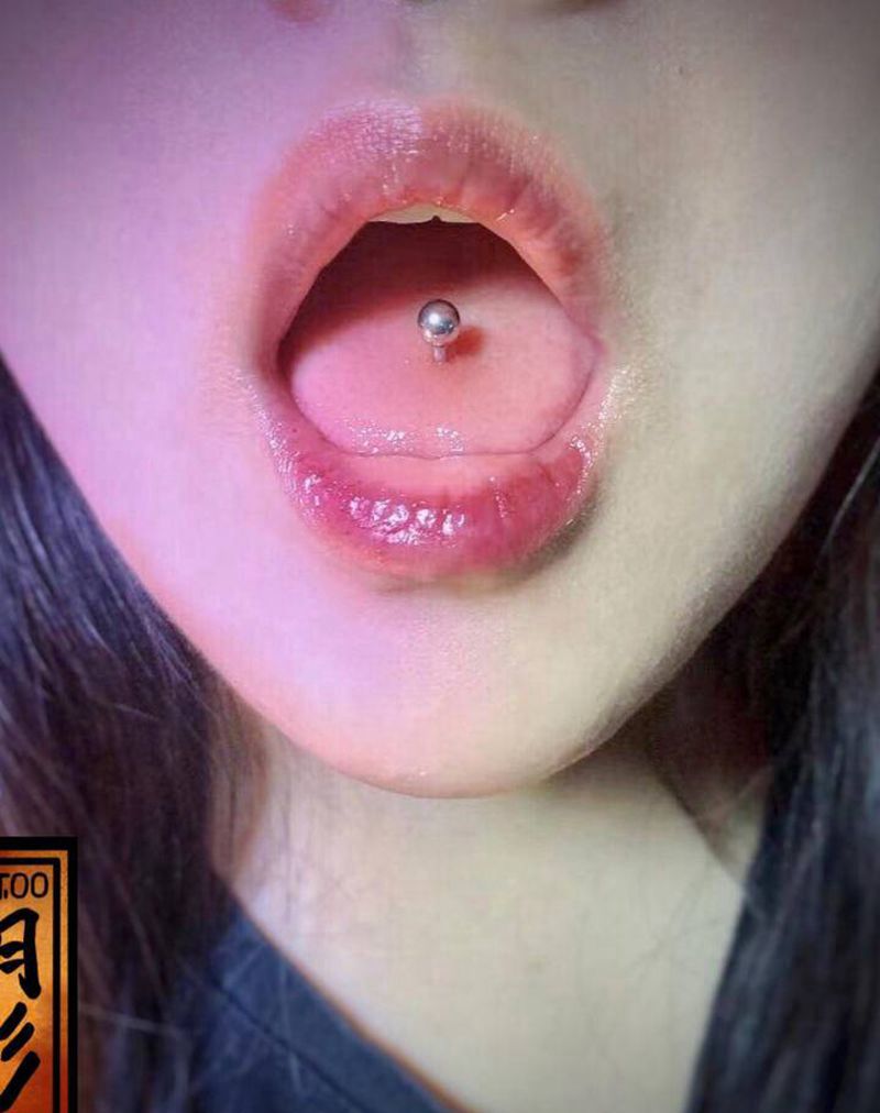 舌钉纹身图片_穿孔纹身图案