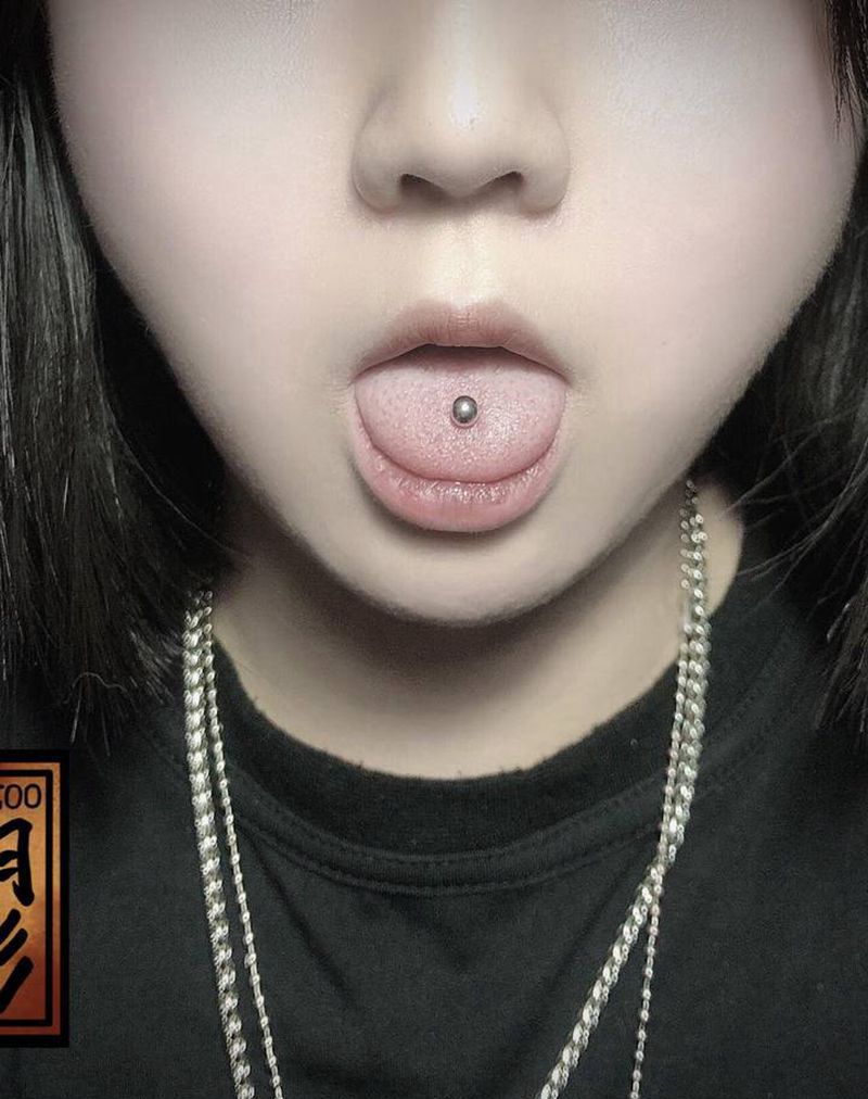 舌钉纹身图片_穿孔纹身图案