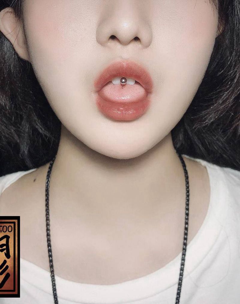 舌钉纹身图片_穿孔纹身图案