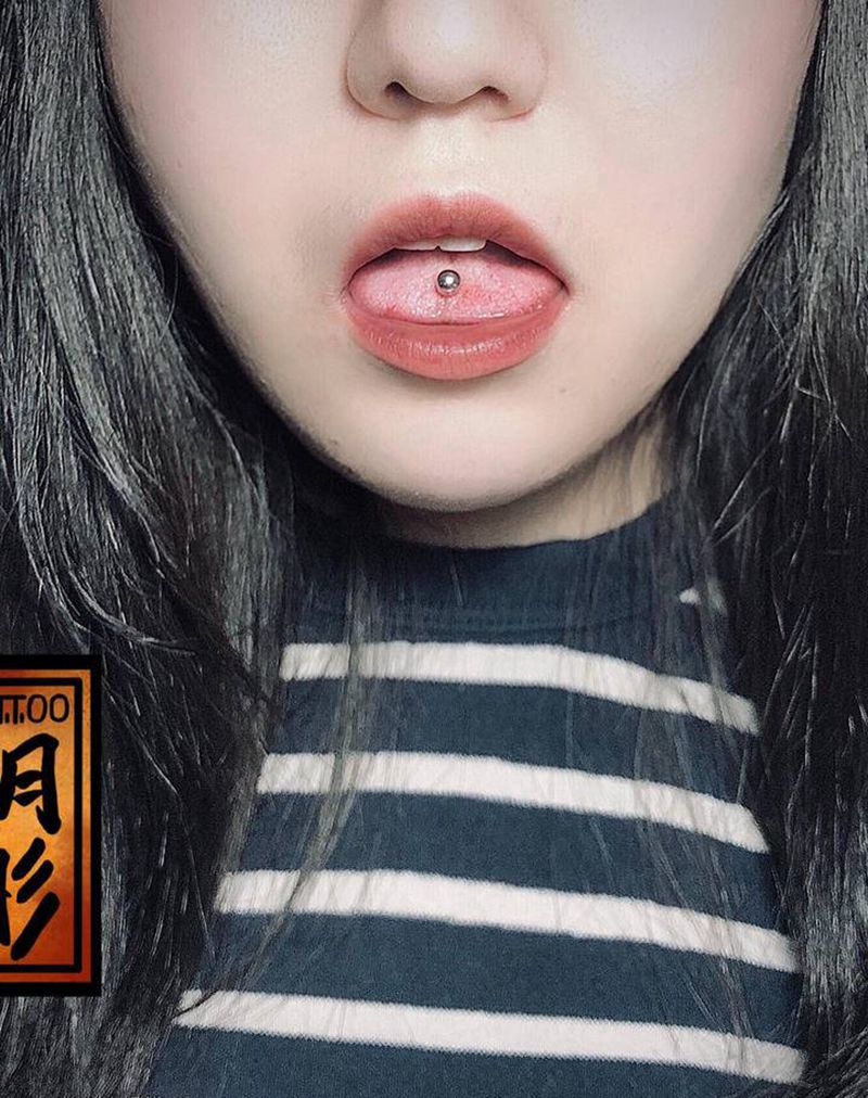 舌钉纹身图片_穿孔纹身图案