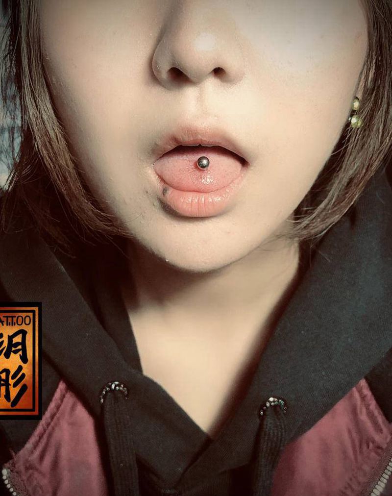 舌钉纹身图片_穿孔纹身图案