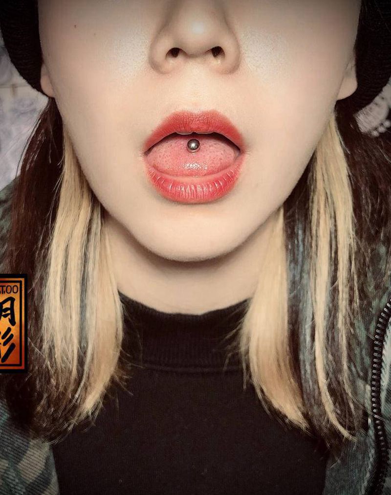 舌钉纹身图片_穿孔纹身图案