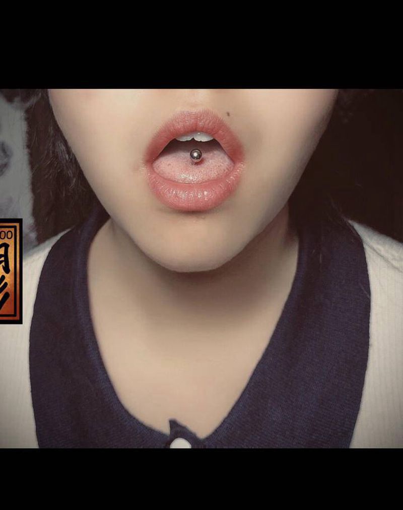 舌钉纹身图片_穿孔纹身图案