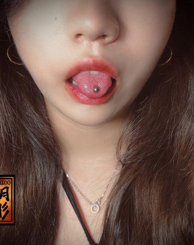 舌钉纹身图片_穿孔纹身图案