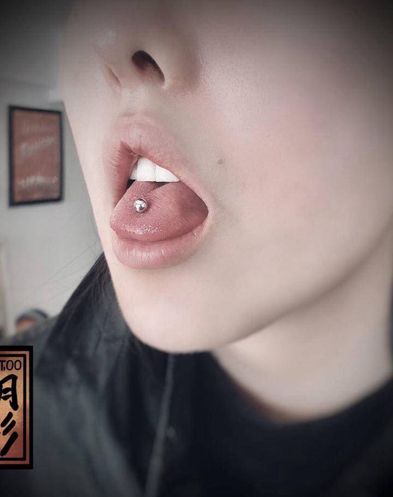 舌钉2纹身图片_穿孔纹身图案