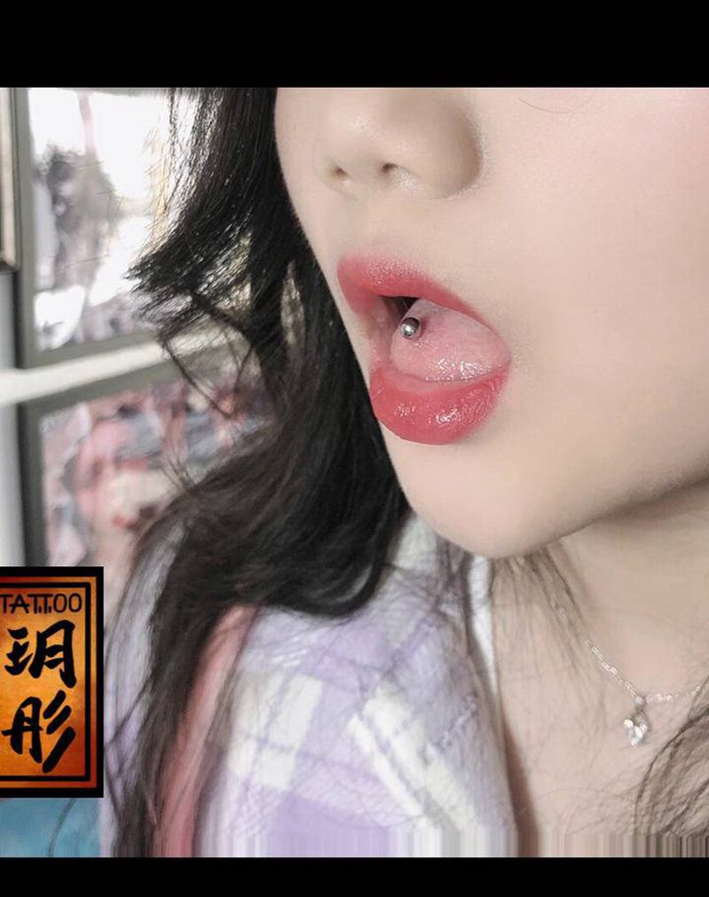 舌钉纹身图片_穿孔纹身图案