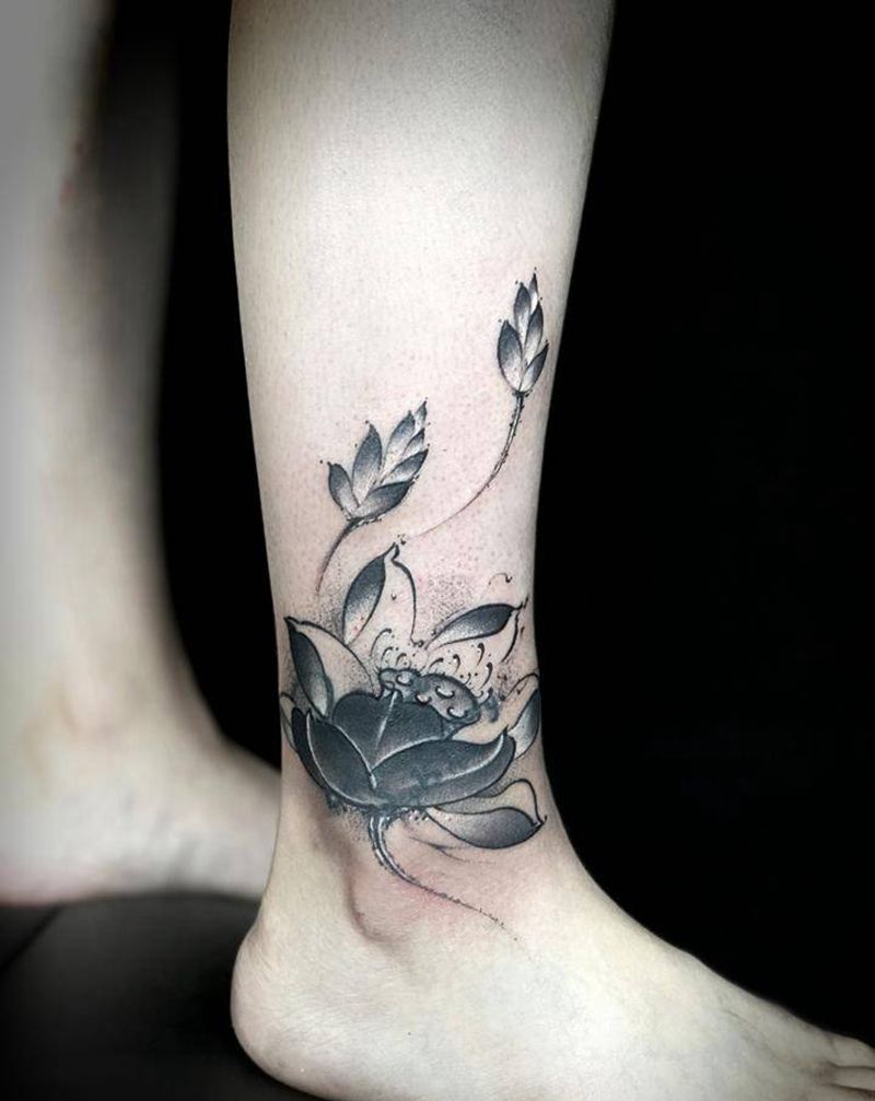 水墨莲花（遮盖）纹身图片_腿部水墨水彩莲花 遮盖纹身图案
