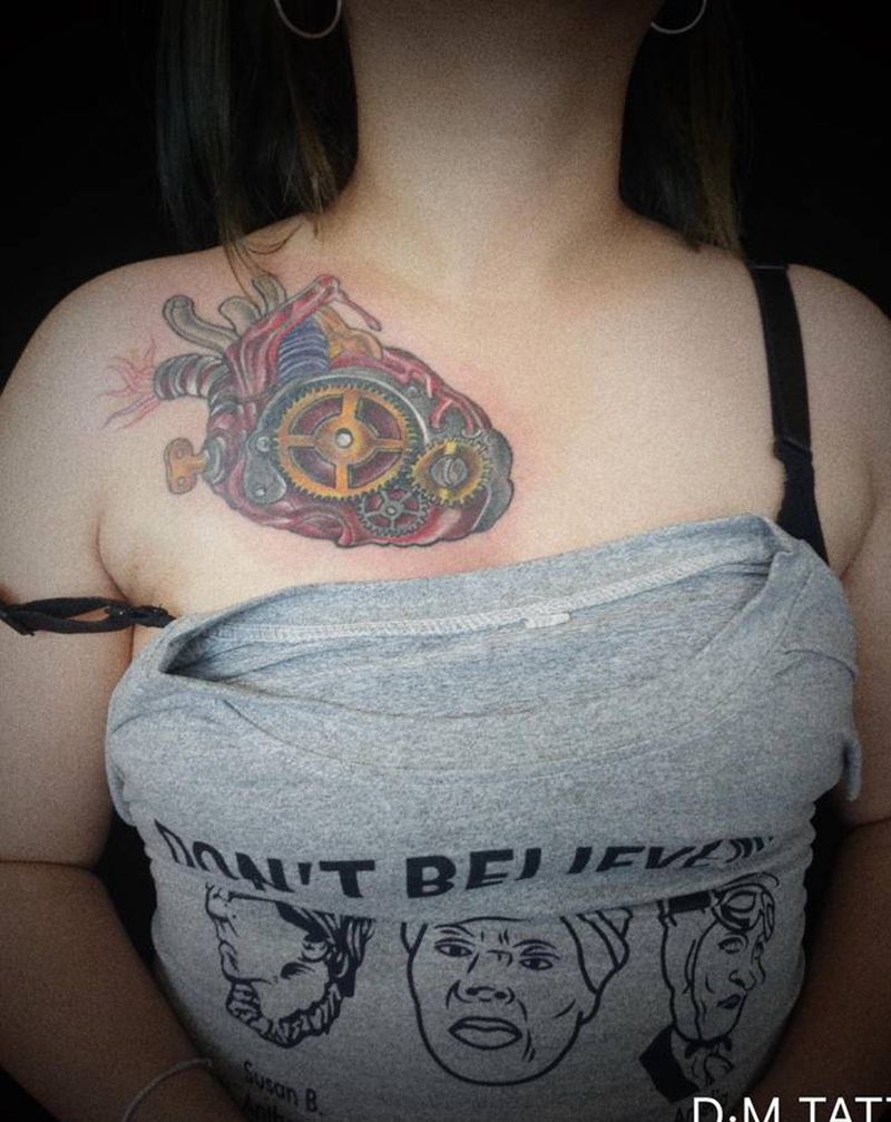 机械心脏纹身图片_胸部肩部New School机械纹身图案