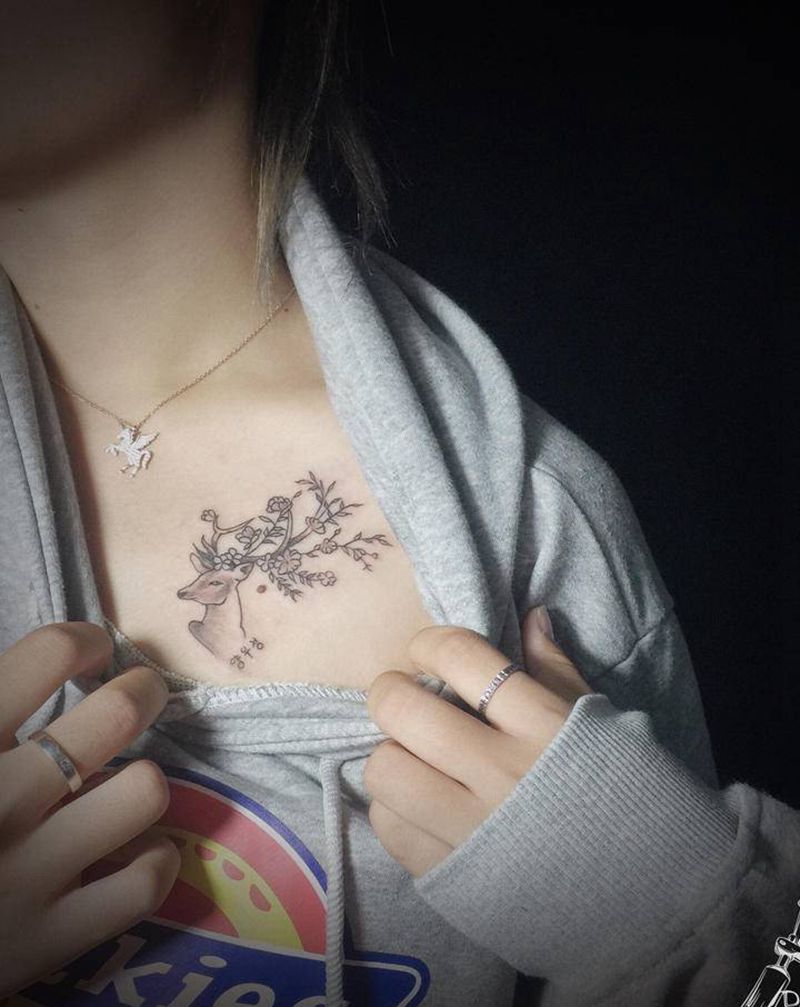 鹿纹身图片_胸部水墨点刺纹身图案